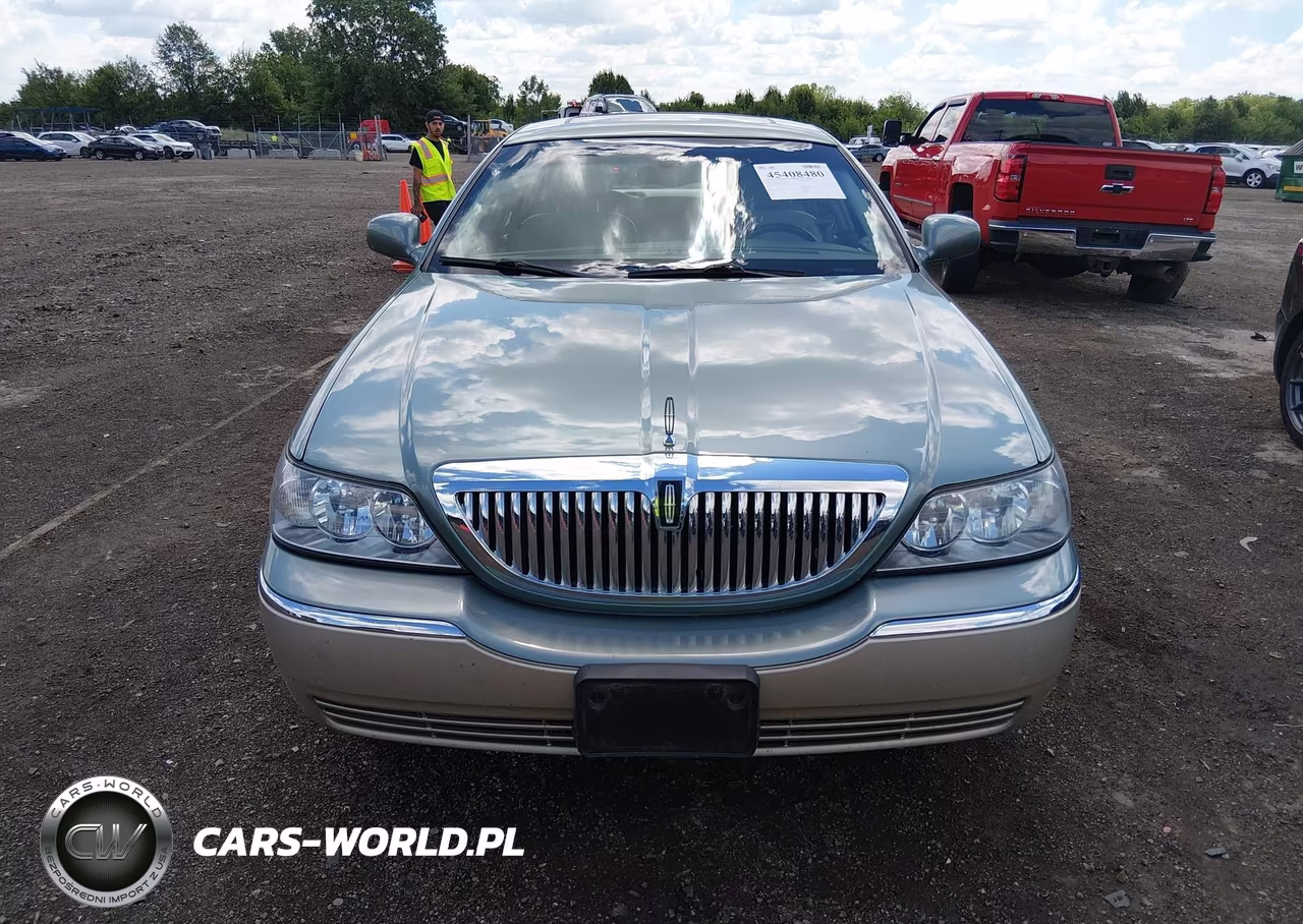 2005 Lincoln Town Car Signature Limited VIN:1LNHM82W95Y647296 - 6