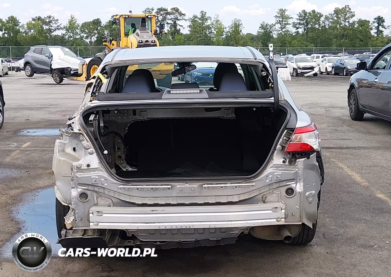 2018 Toyota Camry Le VIN:4T1B11HK9JU060138 - 17