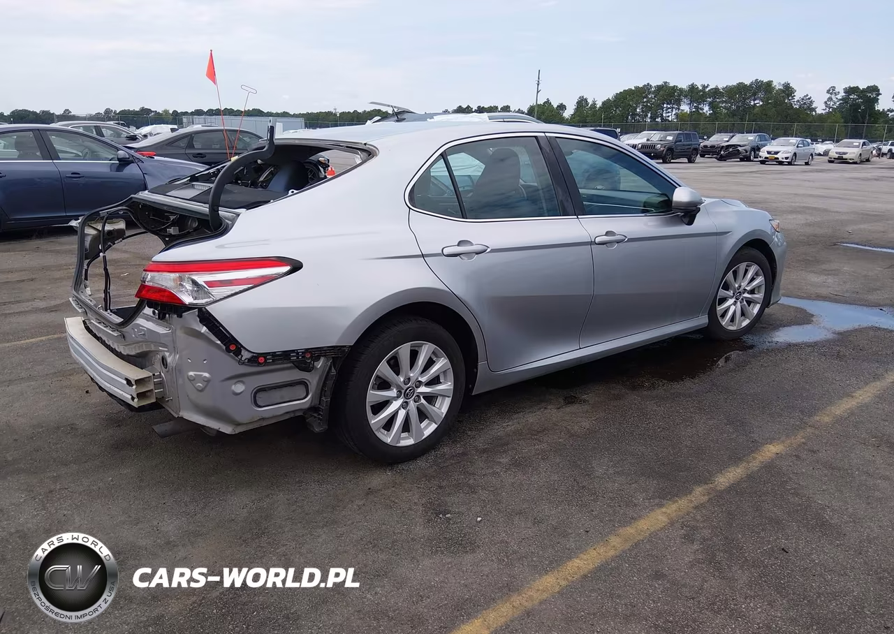 2018 Toyota Camry Le VIN:4T1B11HK9JU060138 - 4