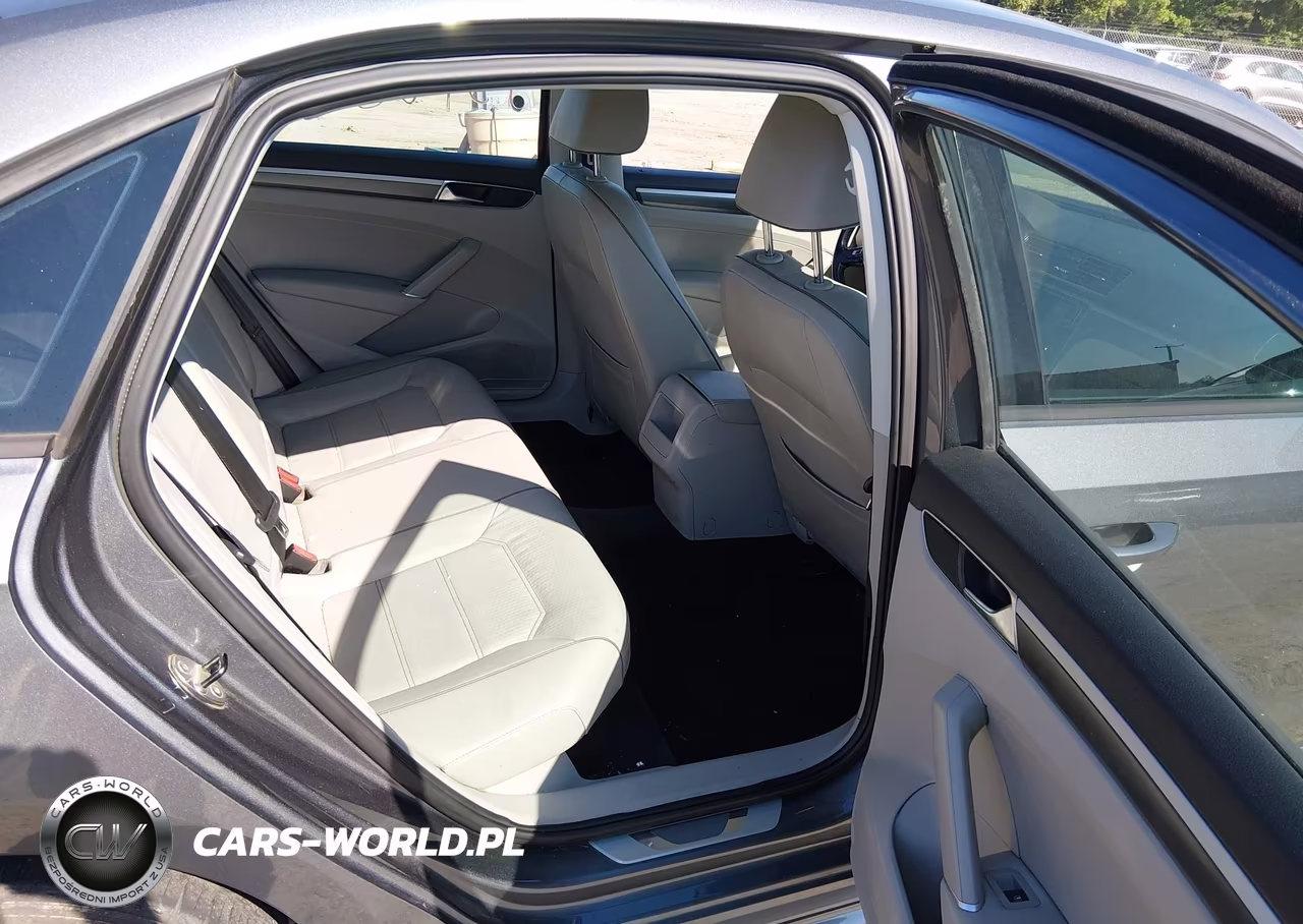 2018 Volkswagen Passat 2.0T R-Line-2.0T S VIN:1VWAA7A33JC001854 - 8
