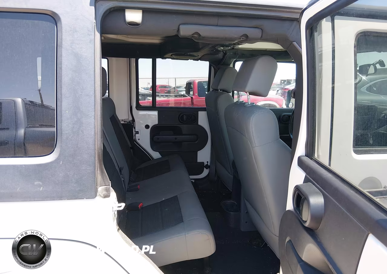 2009 Jeep Wrangler Unlimited X VIN:1J4GA39199L736174 - 8