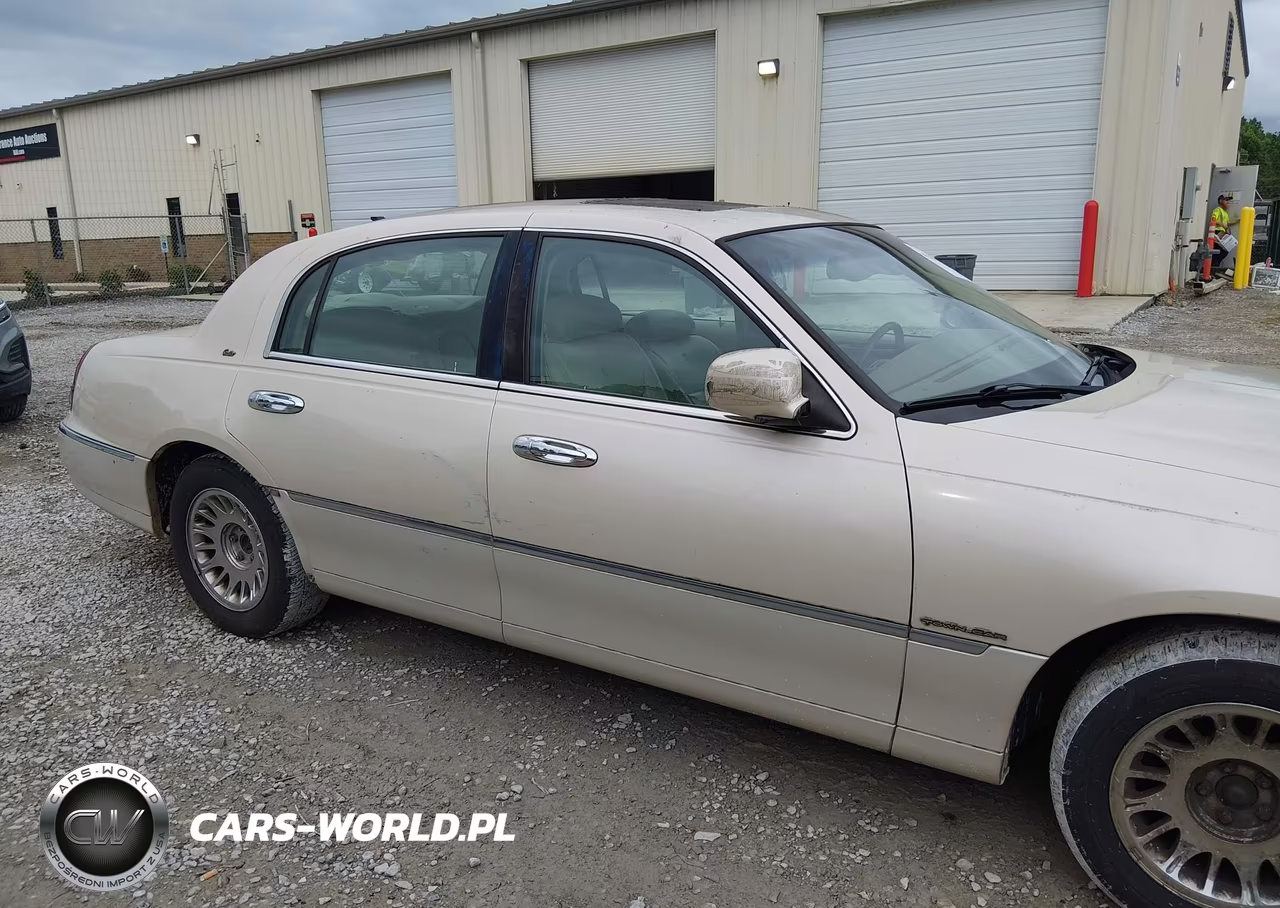 2000 Lincoln Town Car Cartier VIN:1LNHM83W5YY763355 - 6