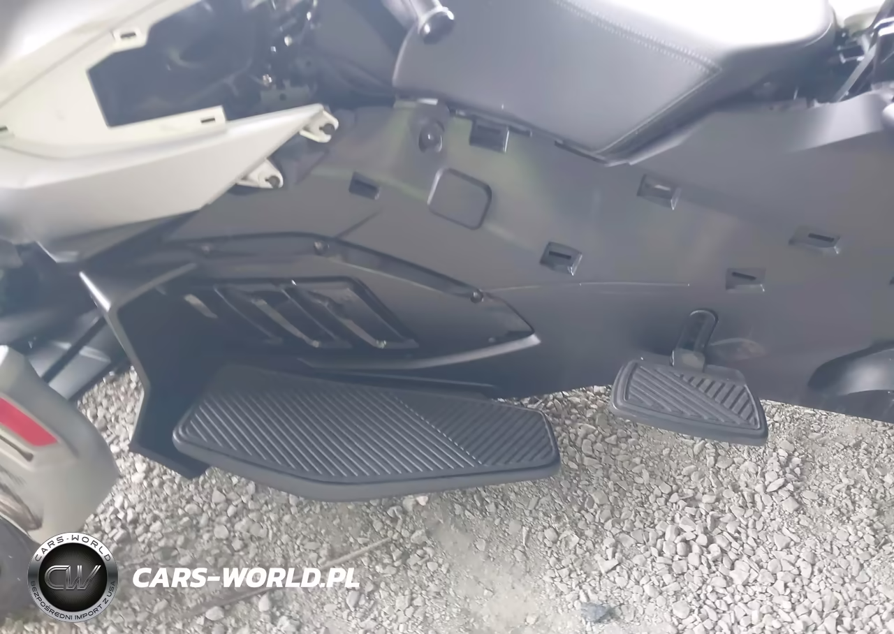 2024 Can-Am Spyder Roadster Rt-Rt Limited VIN:2BXNBDD21RV000070 - 9