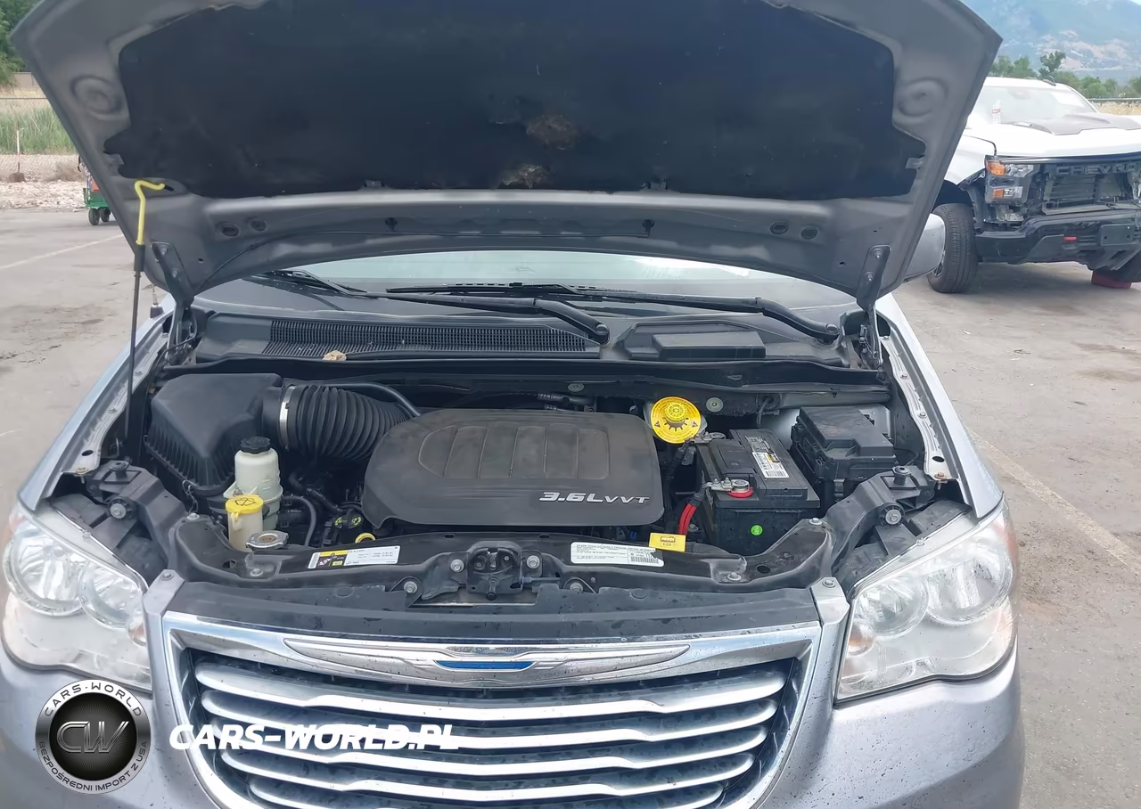 2015 Chrysler Town & Country Touring VIN:2C4RC1BG2FR552130 - 10