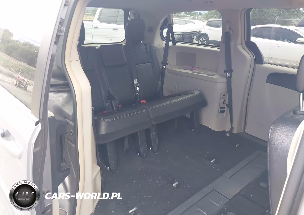 2015 Chrysler Town & Country Touring VIN:2C4RC1BG2FR552130 - 8