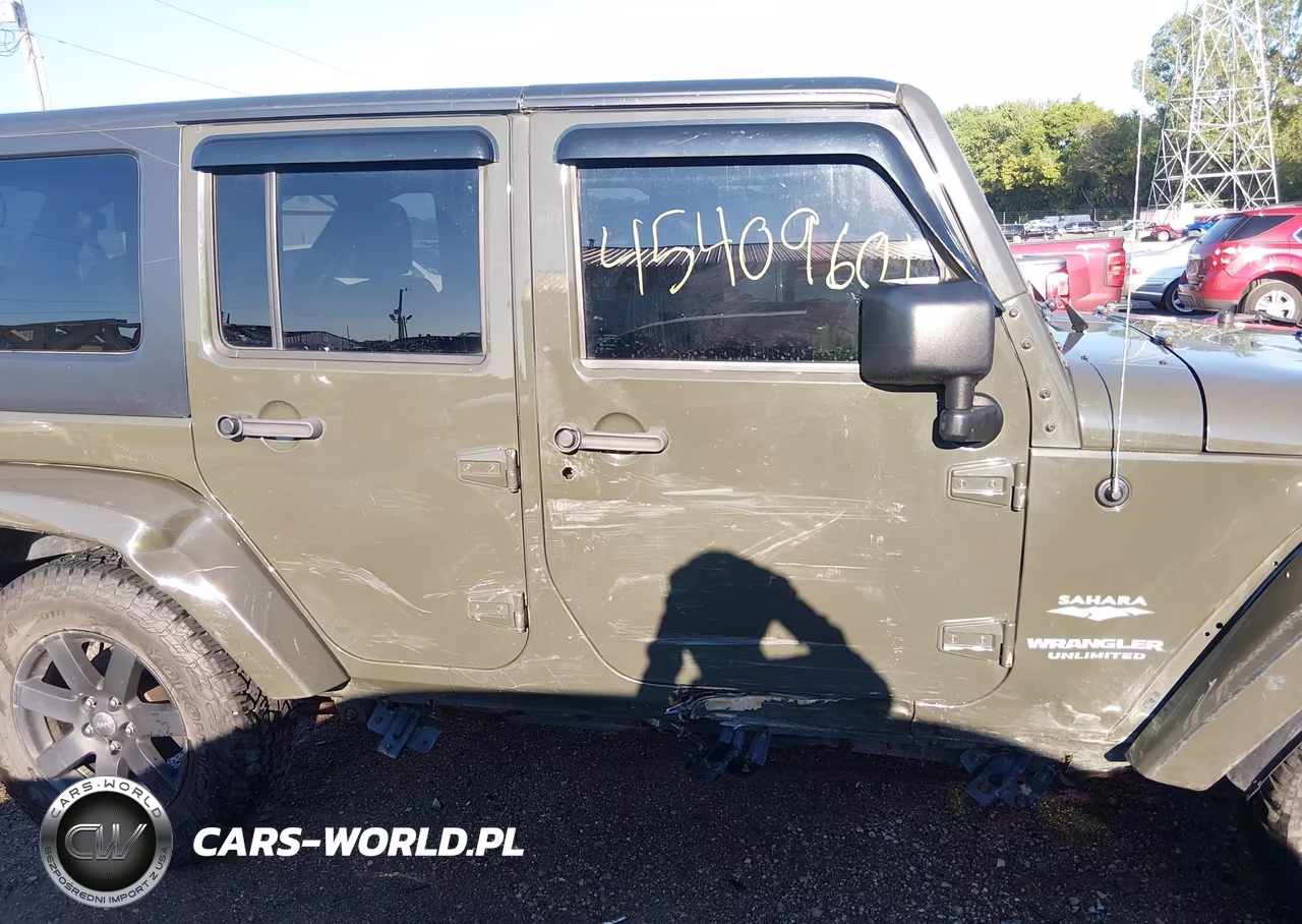 2015 Jeep Wrangler Unlimited Sahara VIN:1C4BJWEG0FL645186 - 13