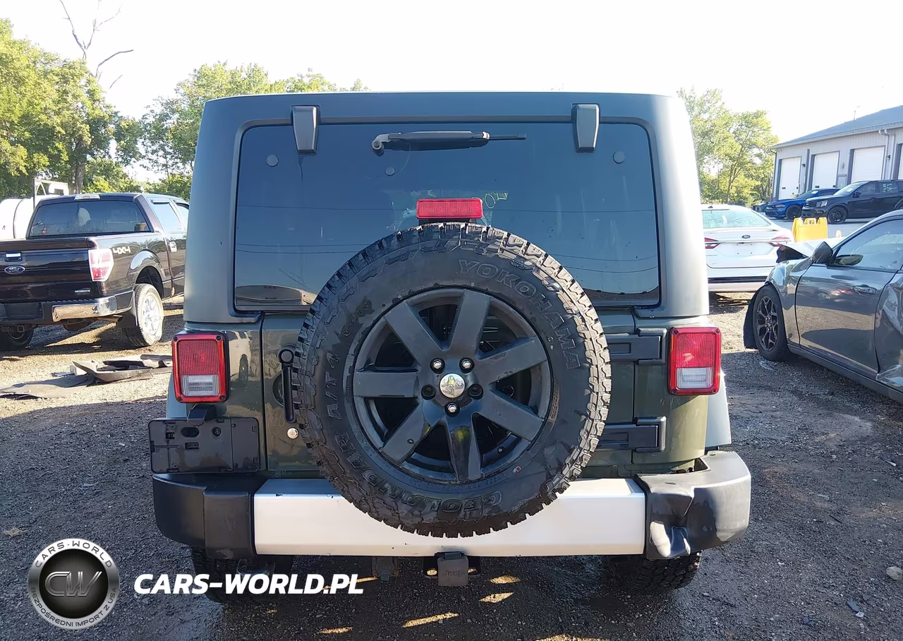 2015 Jeep Wrangler Unlimited Sahara VIN:1C4BJWEG0FL645186 - 16