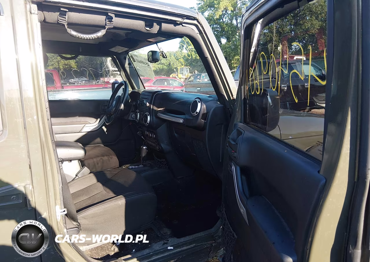2015 Jeep Wrangler Unlimited Sahara VIN:1C4BJWEG0FL645186 - 5