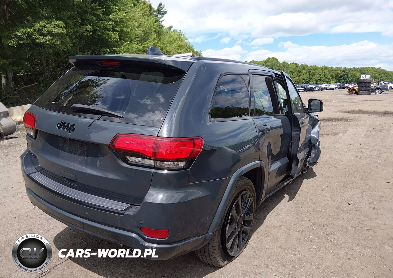 2017 Jeep Grand Cherokee Altitude 4X4 VIN:1C4RJFAG7HC895192 - 4