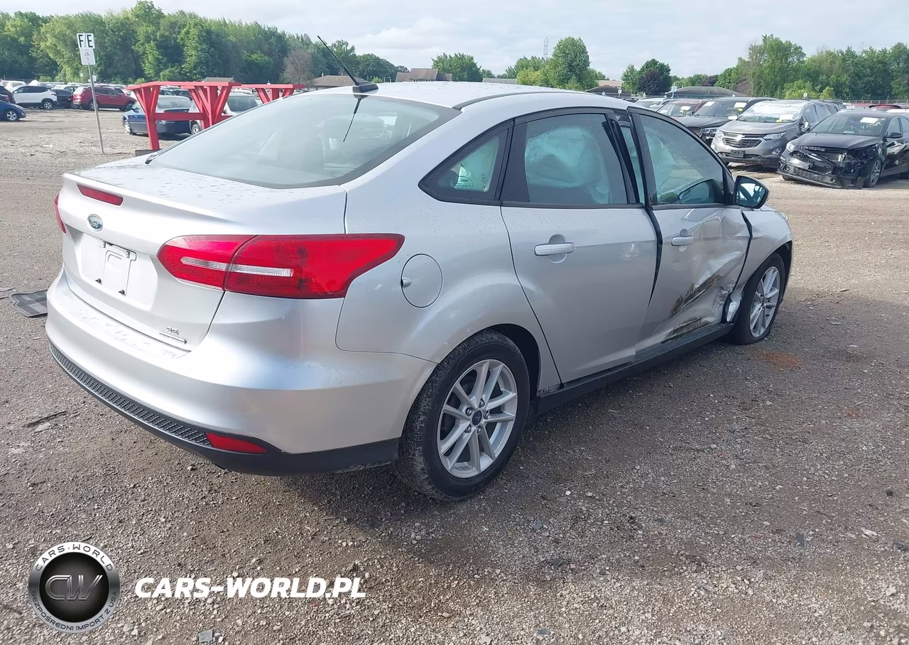 2015 Ford Focus Se VIN:1FADP3F28FL254575 - 4