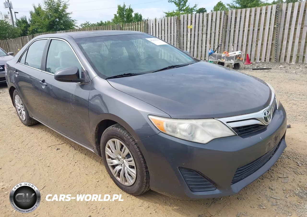 2013 Toyota Camry Le – zdjęcie 1 z 16