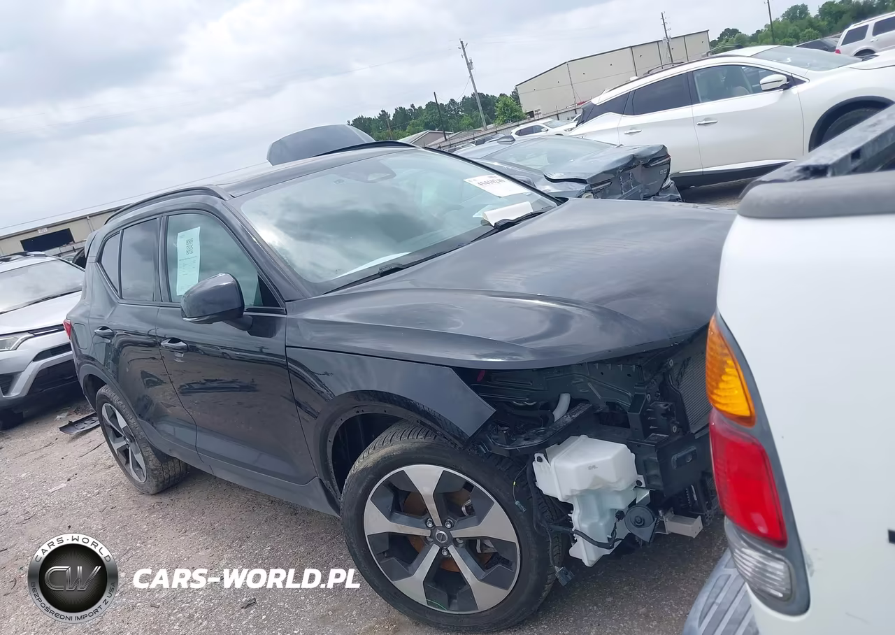 2025 Volvo Xc40 B5 Plus Dark Theme – zdjęcie 1 z 17