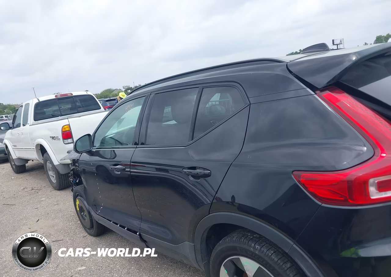 2025 Volvo Xc40 B5 Plus Dark Theme VIN:YV4L12UC7S2533705 - 14