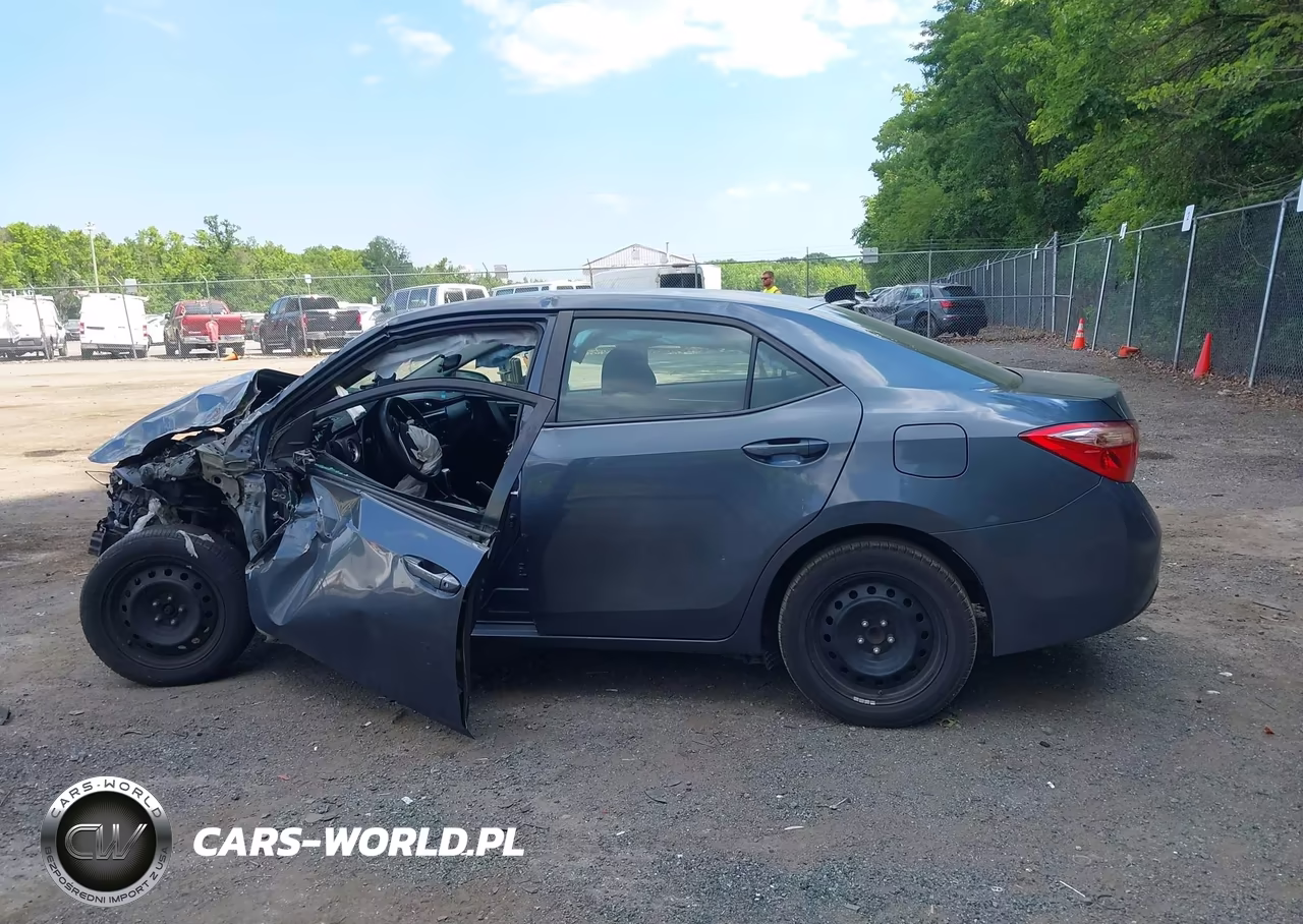 2018 Toyota Corolla Le VIN:5YFBURHE6JP810046 - 13