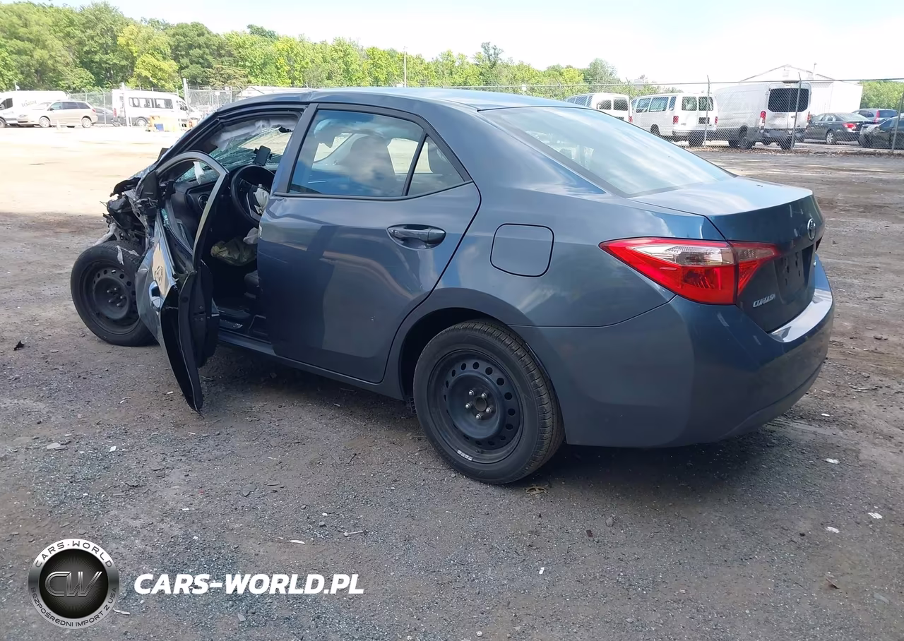 2018 Toyota Corolla Le VIN:5YFBURHE6JP810046 - 3