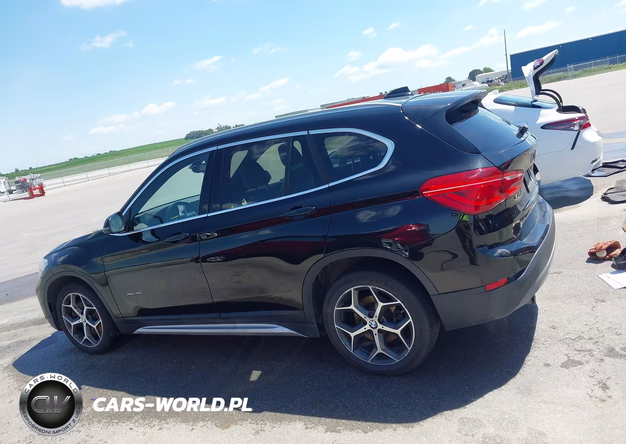 2018 BMW X1 xDrive28I VIN:WBXHT3C35J5K30979 - 14