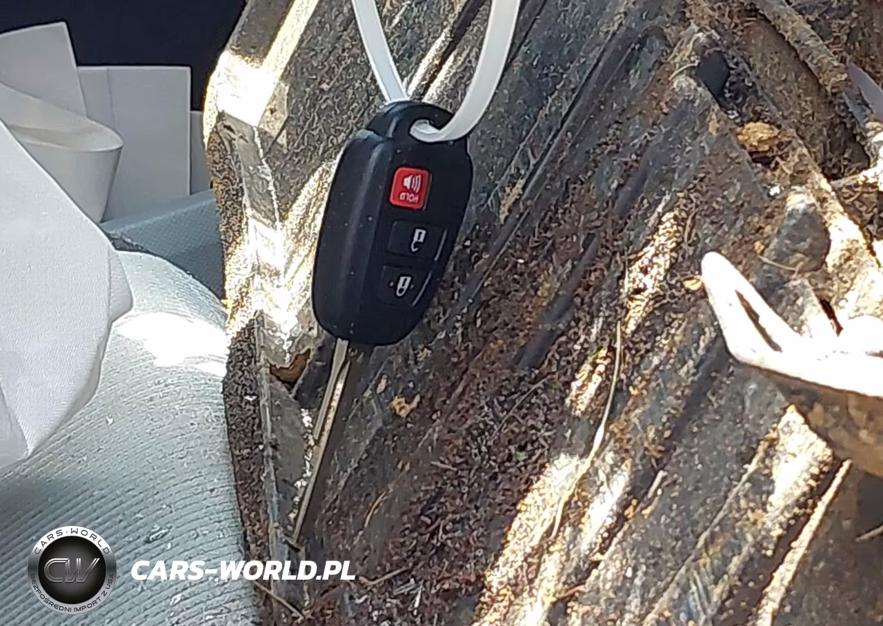 2012 Toyota Prius C Two VIN:JTDKDTB3XC1008630 - 11