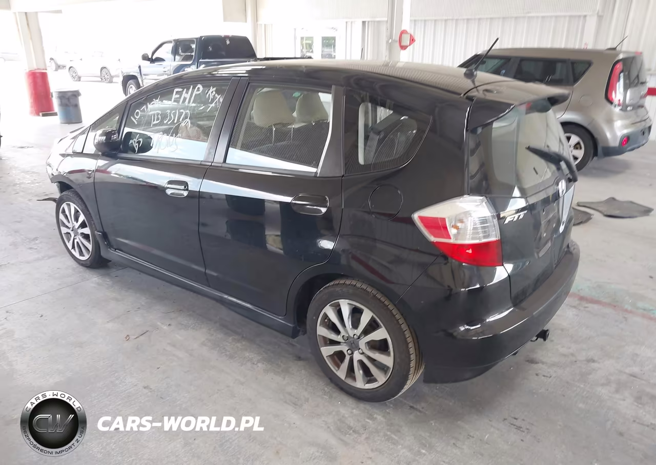 2013 Honda Fit Sport VIN:JHMGE8H59DC029028 - 3