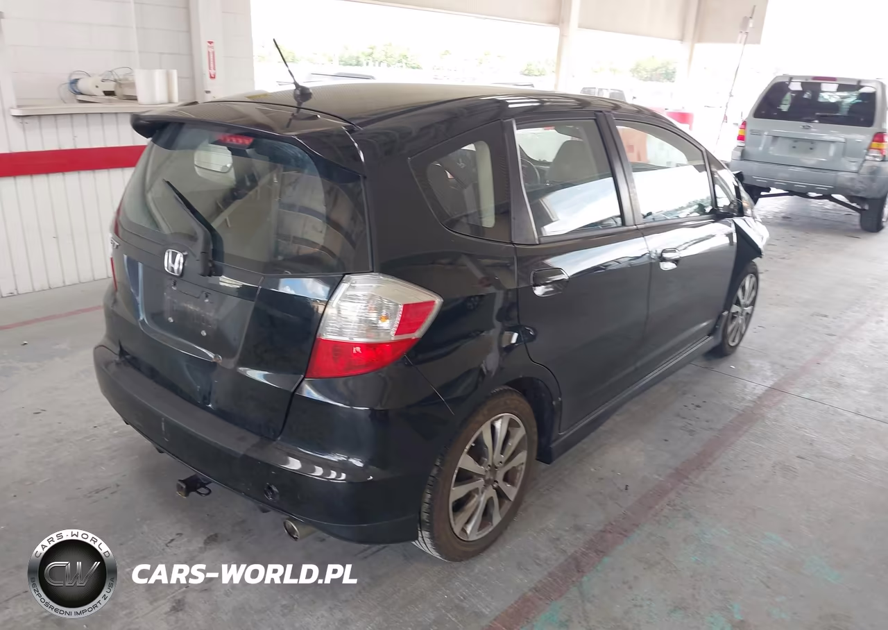 2013 Honda Fit Sport VIN:JHMGE8H59DC029028 - 4