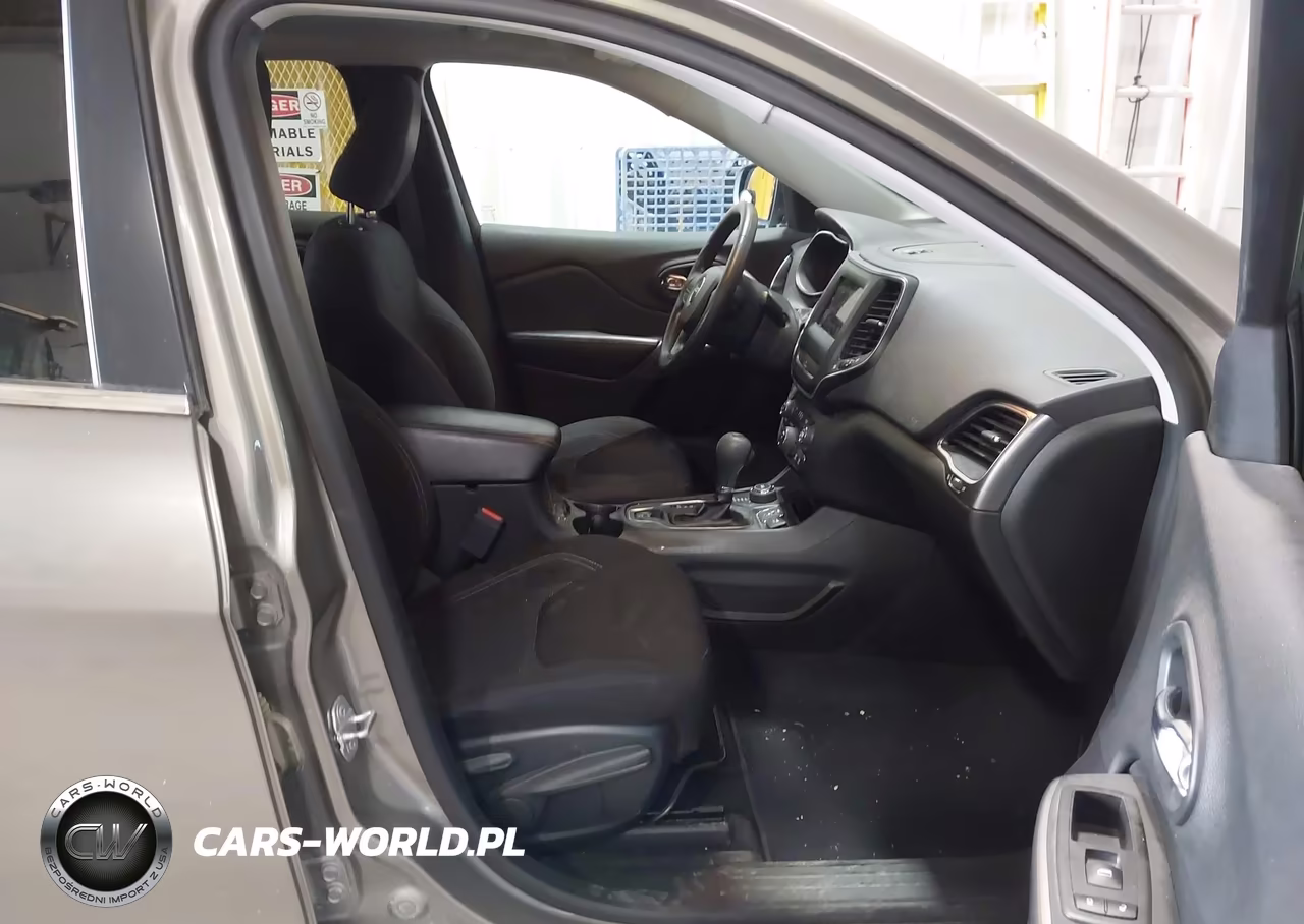 2019 Jeep Cherokee Latitude 4X4 VIN:1C4PJMCB9KD464089 - 5