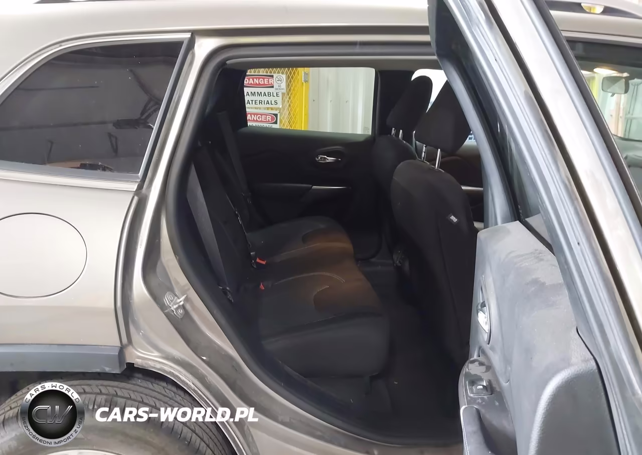 2019 Jeep Cherokee Latitude 4X4 VIN:1C4PJMCB9KD464089 - 8