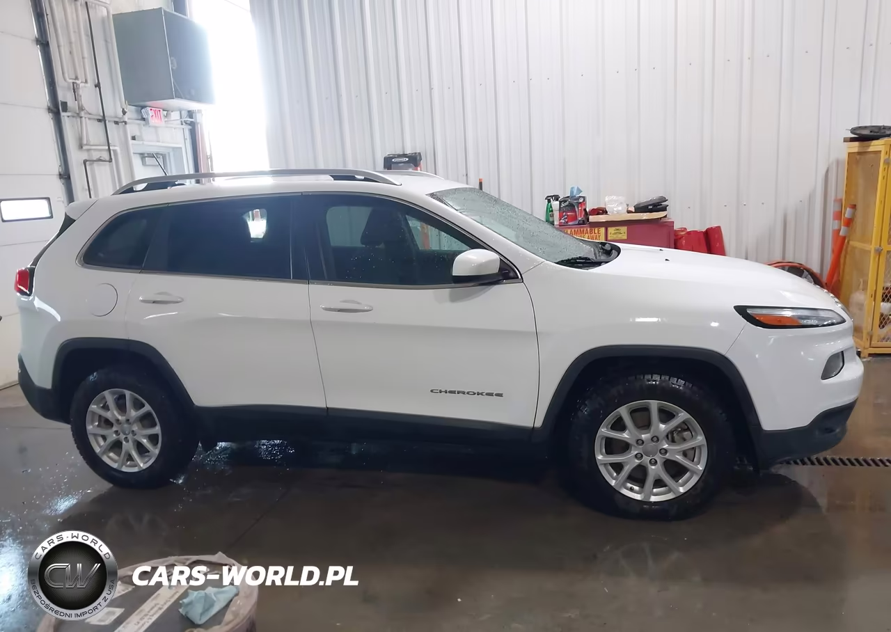 2018 Jeep Cherokee Latitude 4X4 VIN:1C4PJMCB7JD528564 - 18