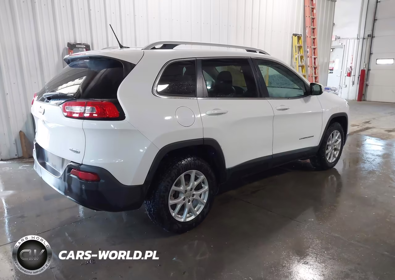 2018 Jeep Cherokee Latitude 4X4 VIN:1C4PJMCB7JD528564 - 4