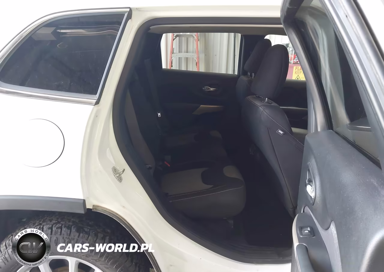 2018 Jeep Cherokee Latitude 4X4 VIN:1C4PJMCB7JD528564 - 8
