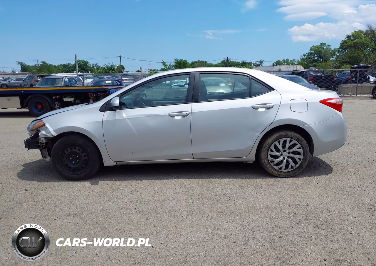 2018 Toyota Corolla Le VIN:2T1BURHE3JC979392 - 14