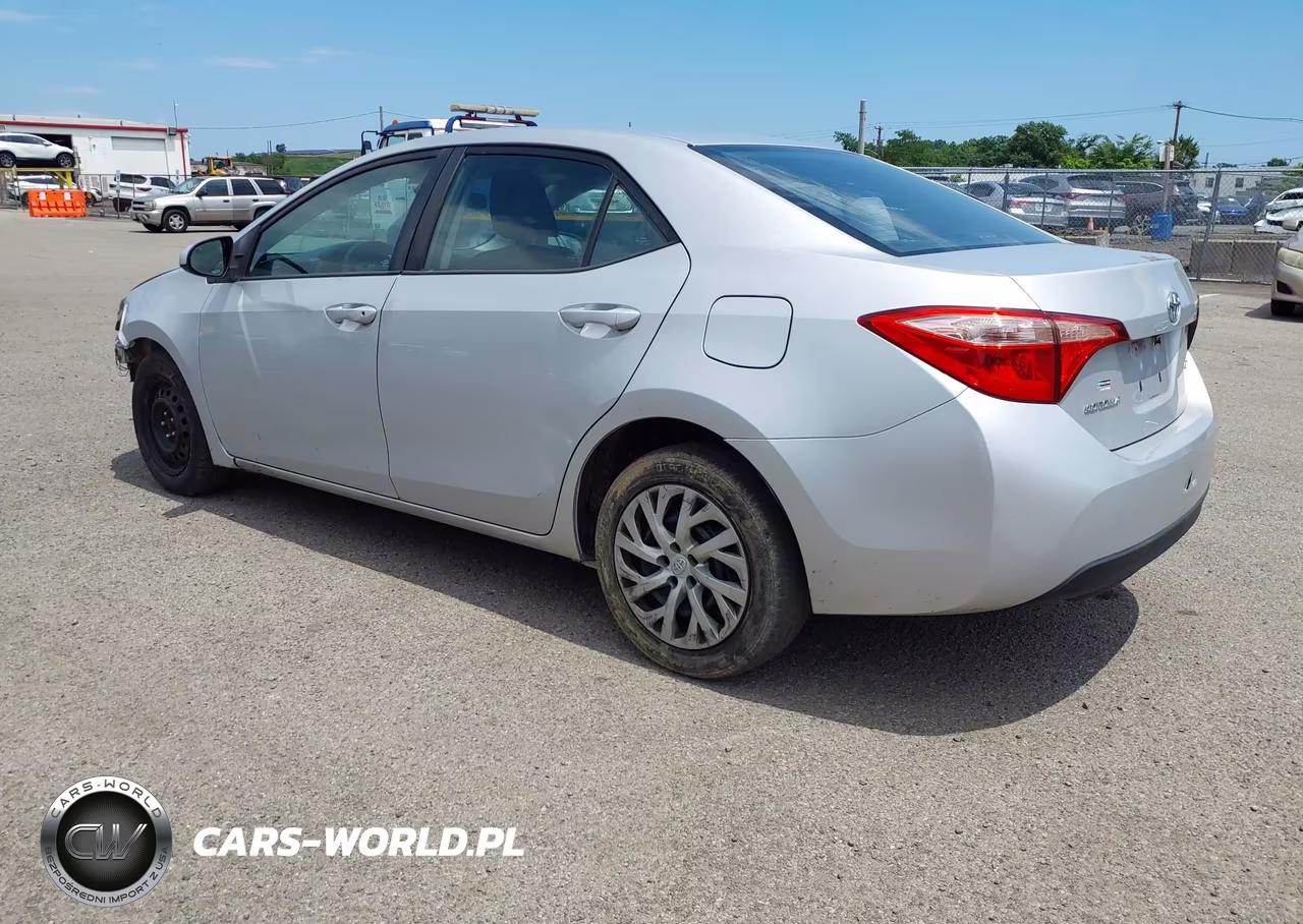 2018 Toyota Corolla Le VIN:2T1BURHE3JC979392 - 3