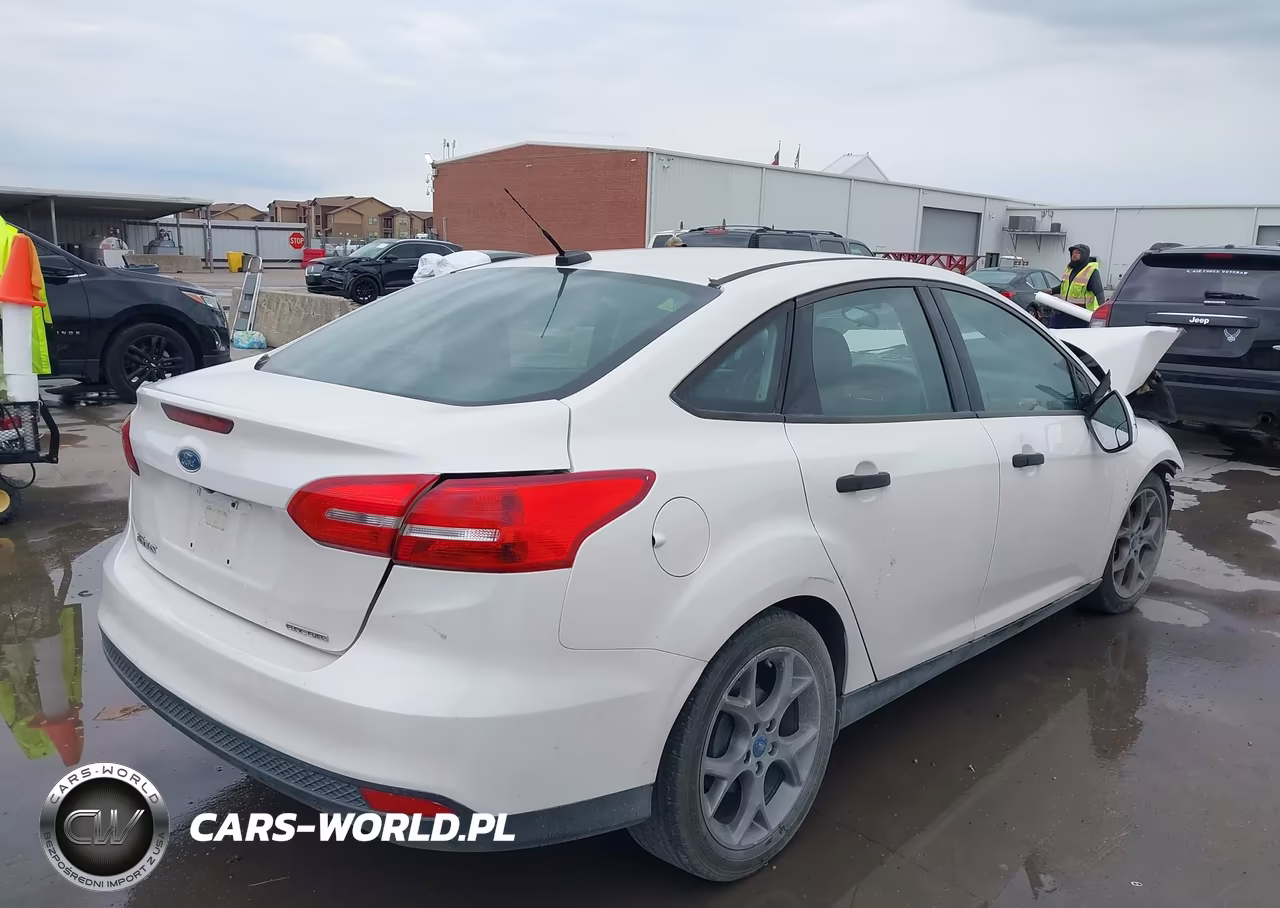 2016 Ford Focus S VIN:1FADP3E22GL376612 - 4