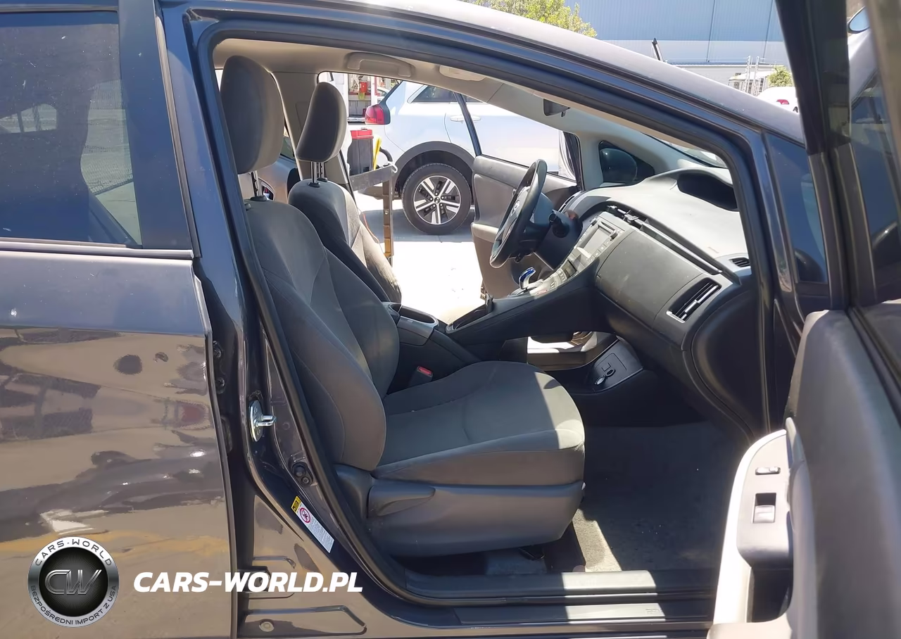 2015 Toyota Prius Two VIN:JTDKN3DU6F0420024 - 5