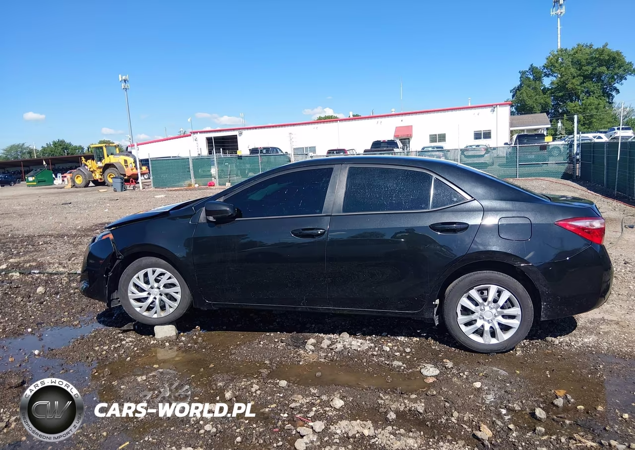 2018 Toyota Corolla Le VIN:2T1BURHE5JC110793 - 14