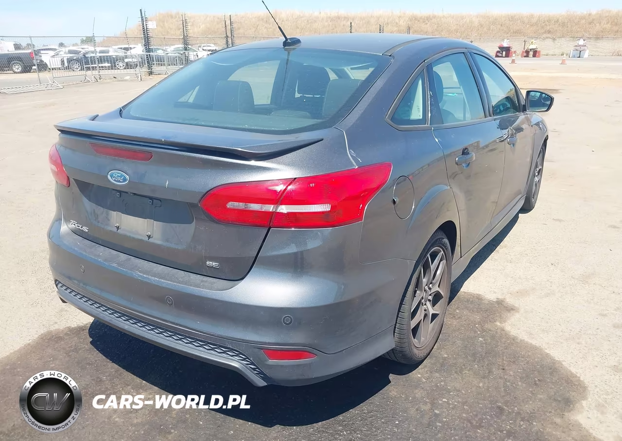 2016 Ford Focus Se VIN:1FADP3F2XGL203550 - 4