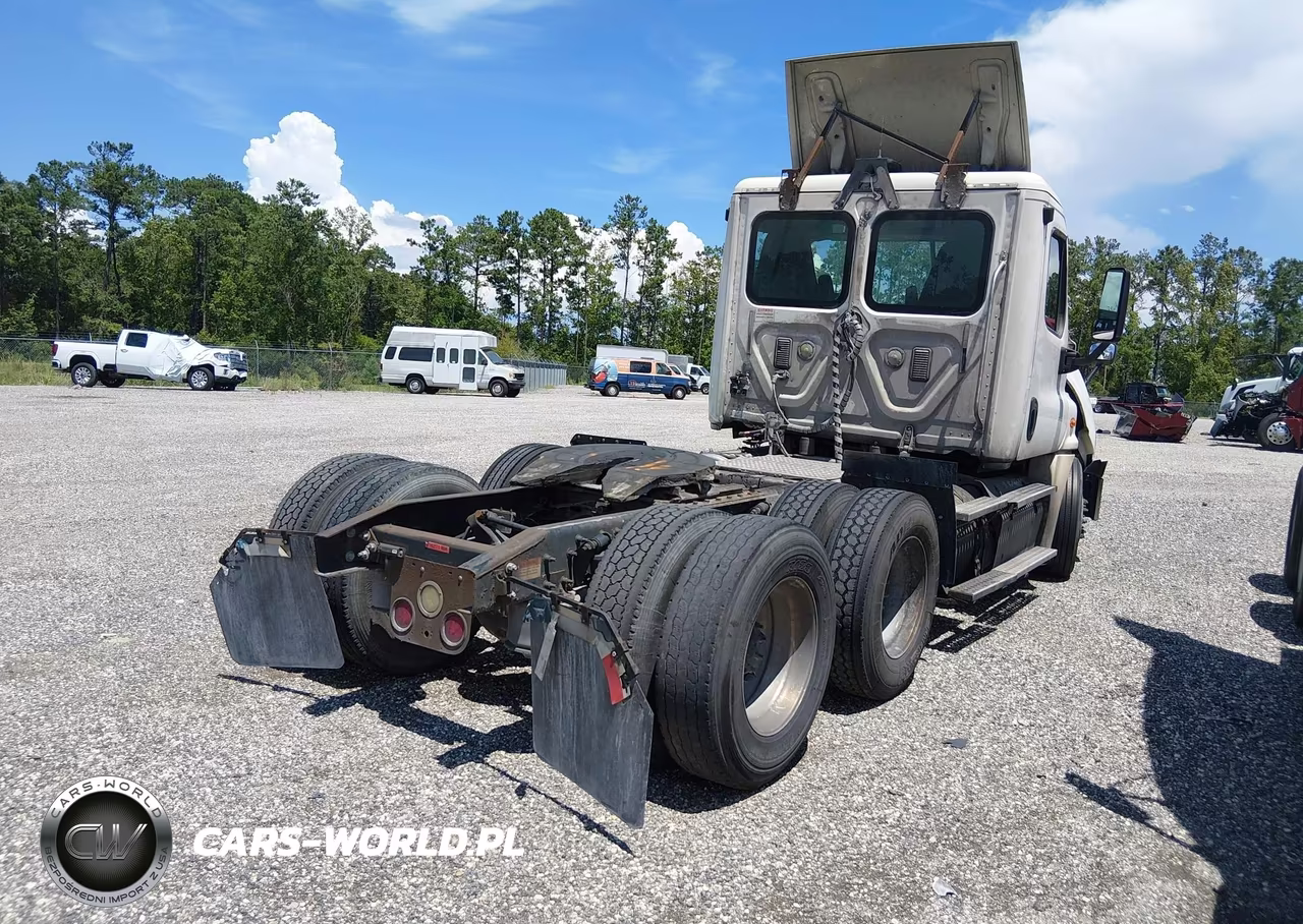 2015 Freightliner Cascadia 125 VIN:3AKJGEBG7FDGL0696 - 4