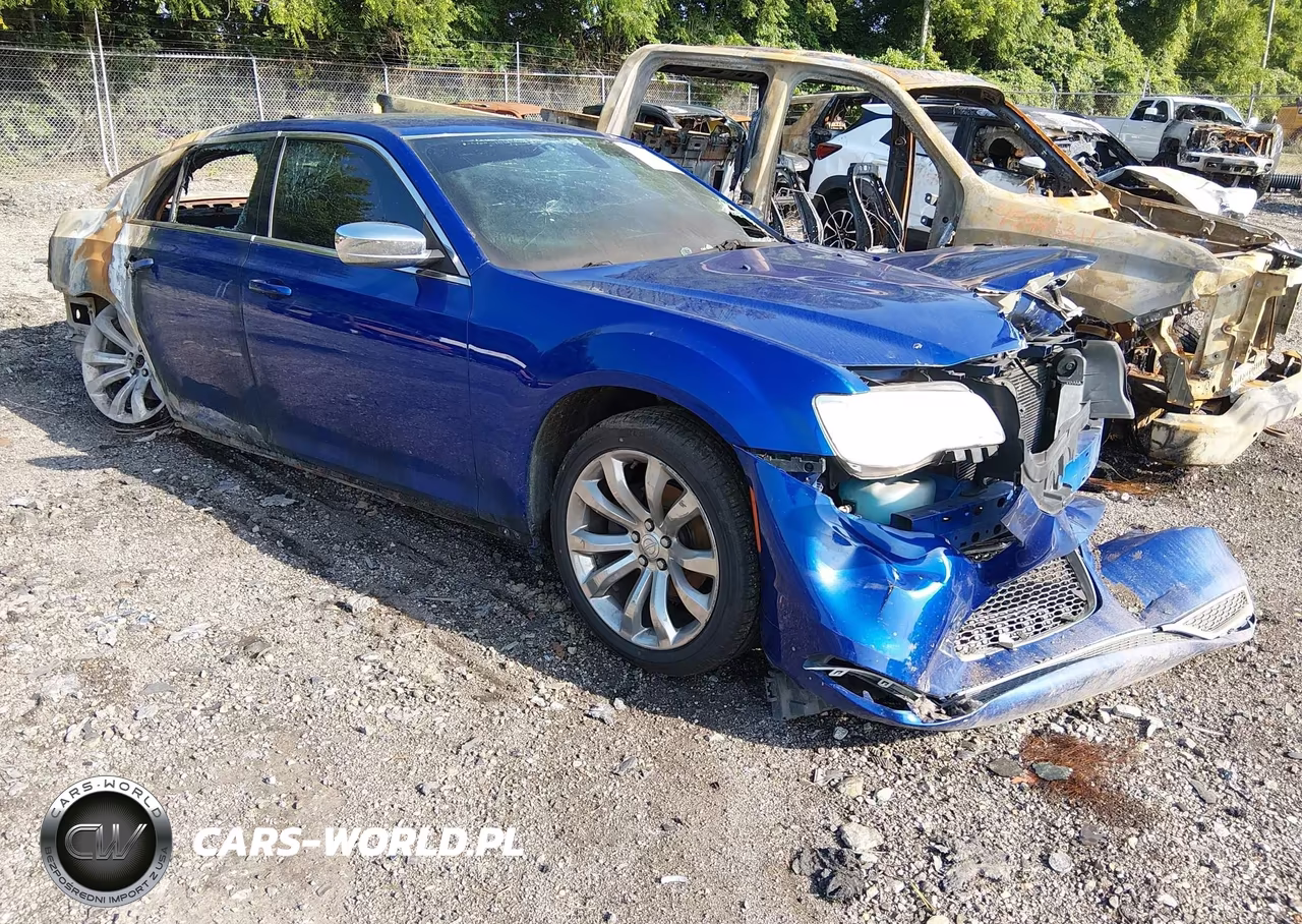 2018 Chrysler 300 Touring VIN:2C3CCAAG0JH315582 - 1