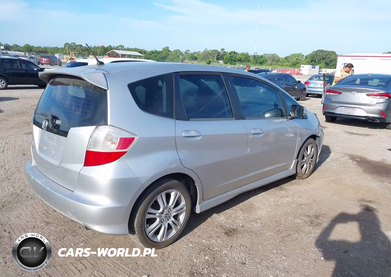 2011 Honda Fit Sport VIN:JHMGE8H56BC001457 - 4