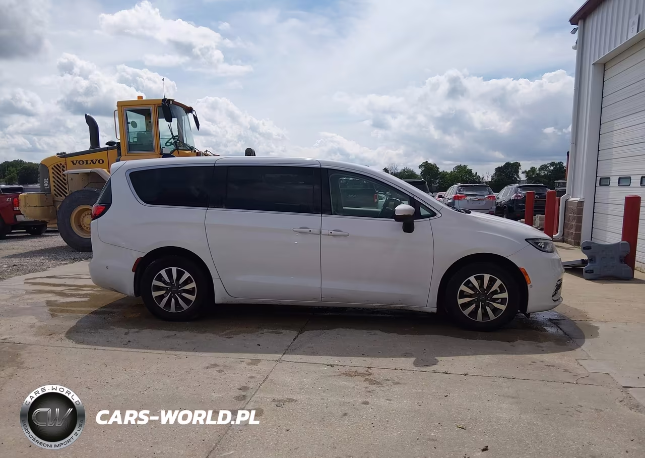 2023 Chrysler Pacifica Hybrid Touring L VIN:2C4RC1L78PR575668 - 14