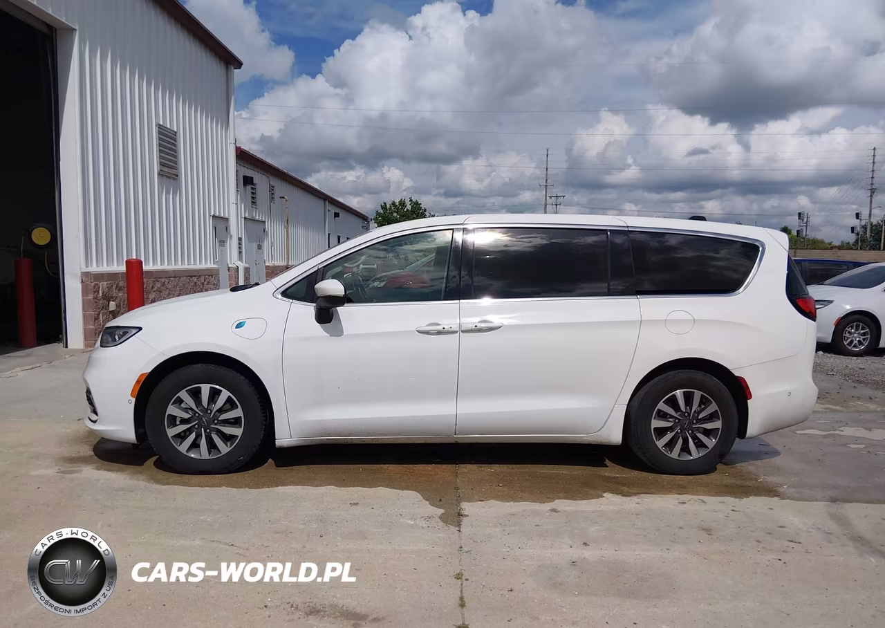 2023 Chrysler Pacifica Hybrid Touring L VIN:2C4RC1L78PR575668 - 15