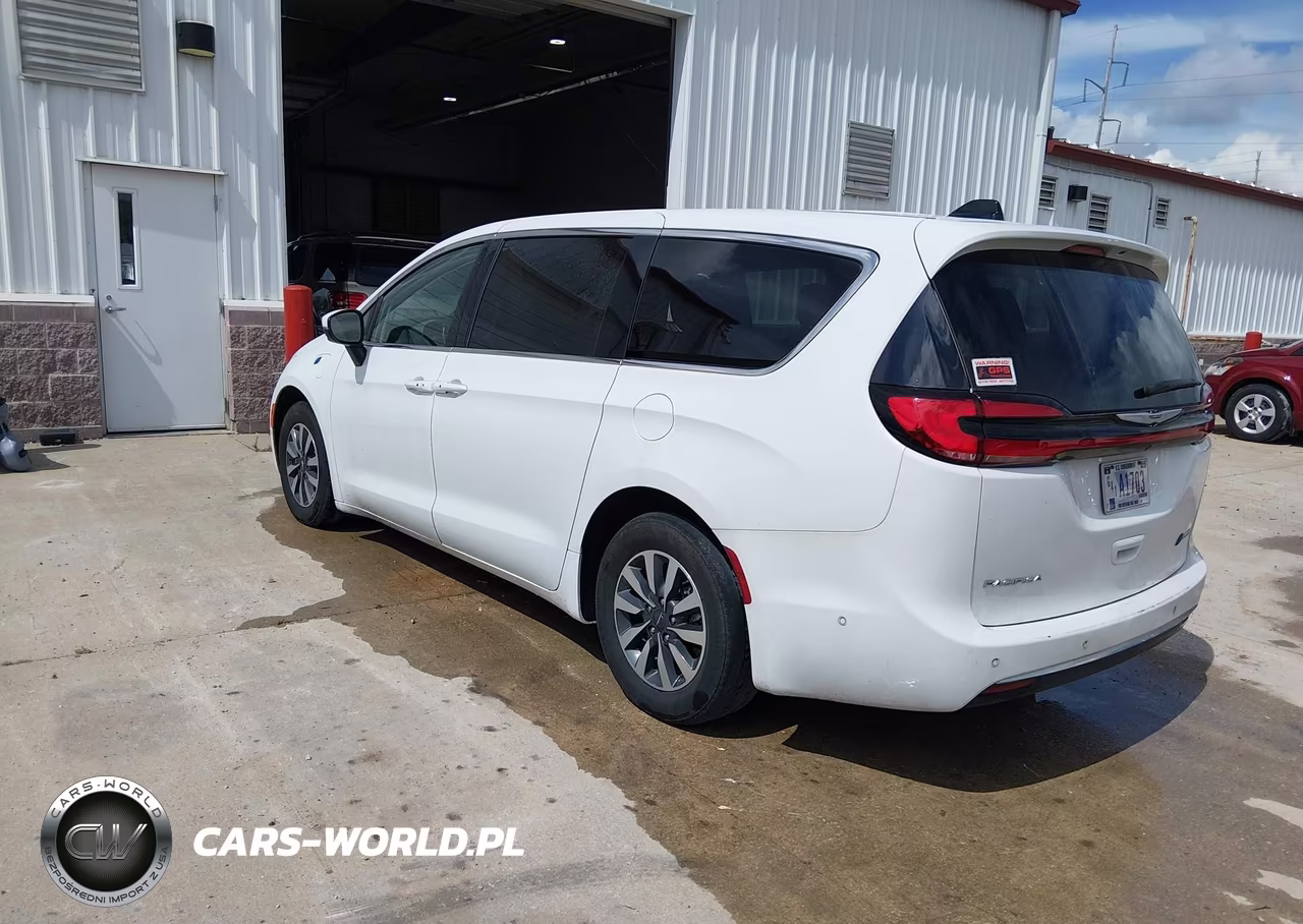 2023 Chrysler Pacifica Hybrid Touring L VIN:2C4RC1L78PR575668 - 3