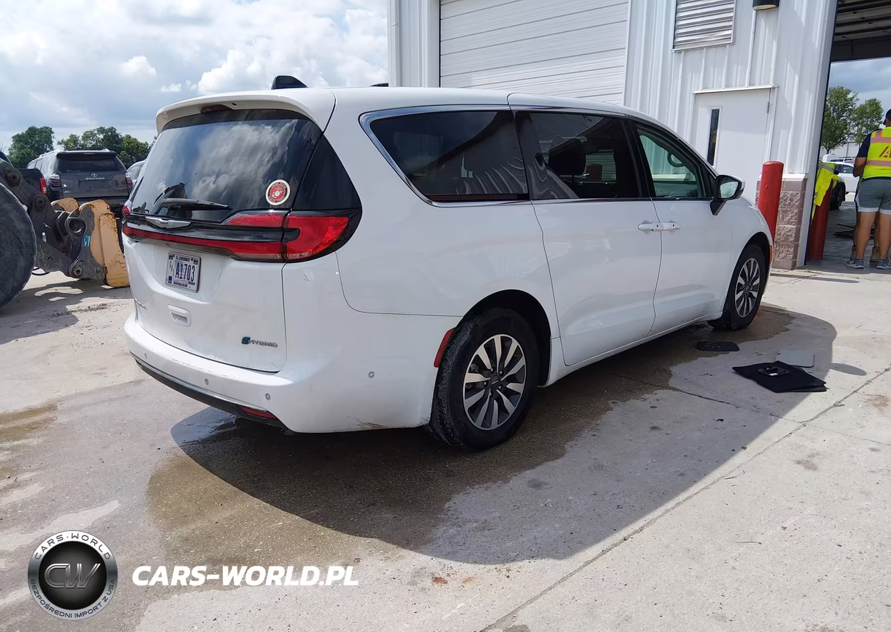 2023 Chrysler Pacifica Hybrid Touring L VIN:2C4RC1L78PR575668 - 4