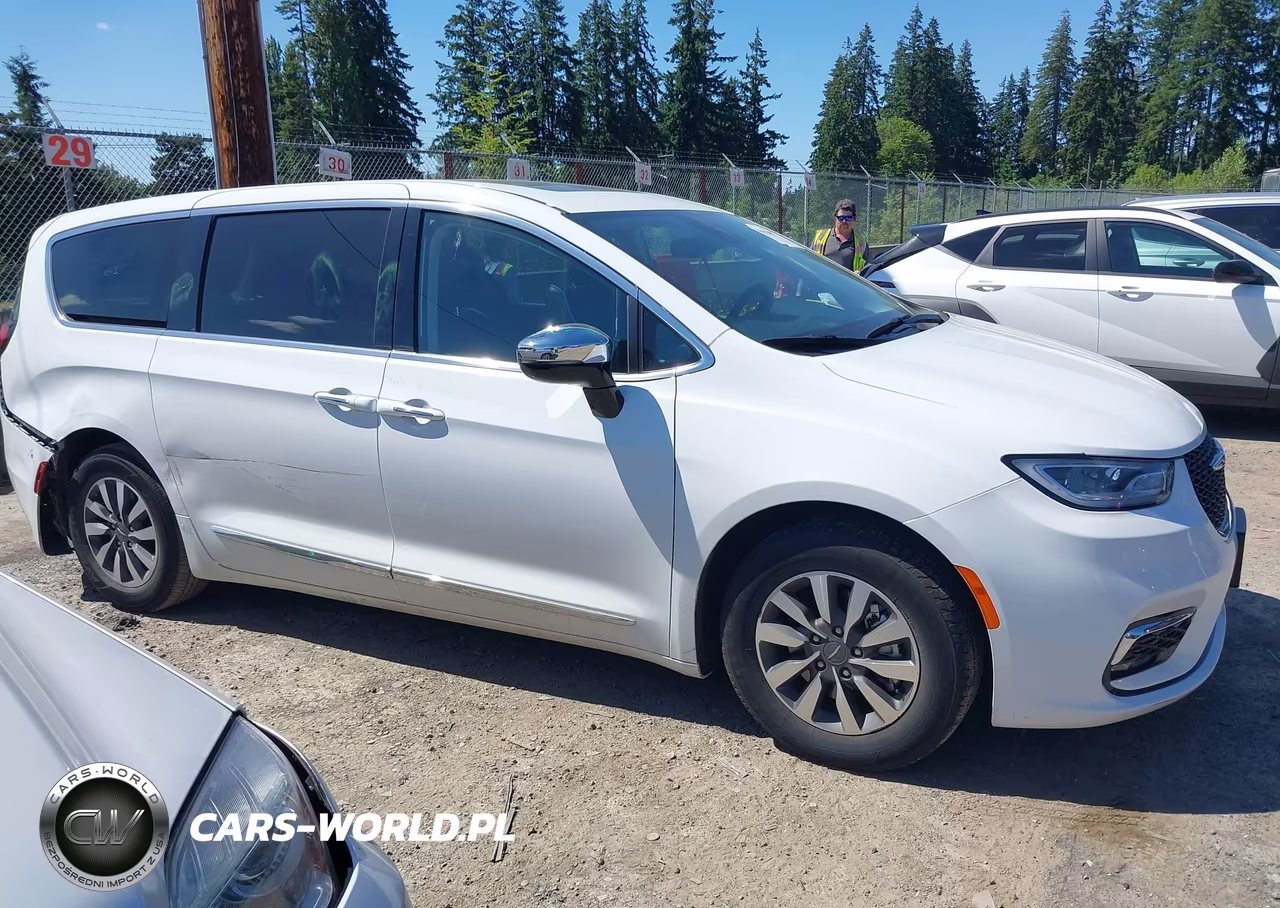 2023 Chrysler Pacifica Hybrid Limited VIN:2C4RC1S75PR630501 - 13
