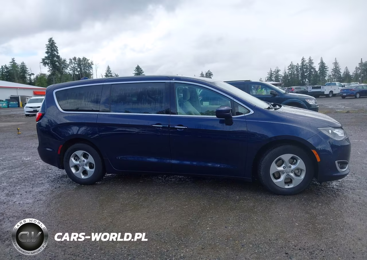 2017 Chrysler Pacifica Hybrid Touring Plus VIN:2C4RC1H76HR836192 - 13