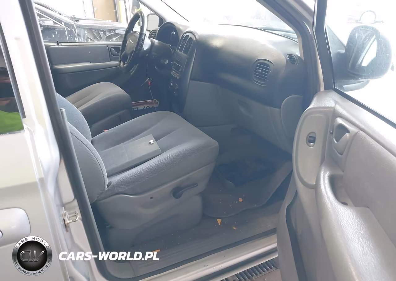 2005 Chrysler Town & Country VIN:1C8GP45R25B196266 - 5