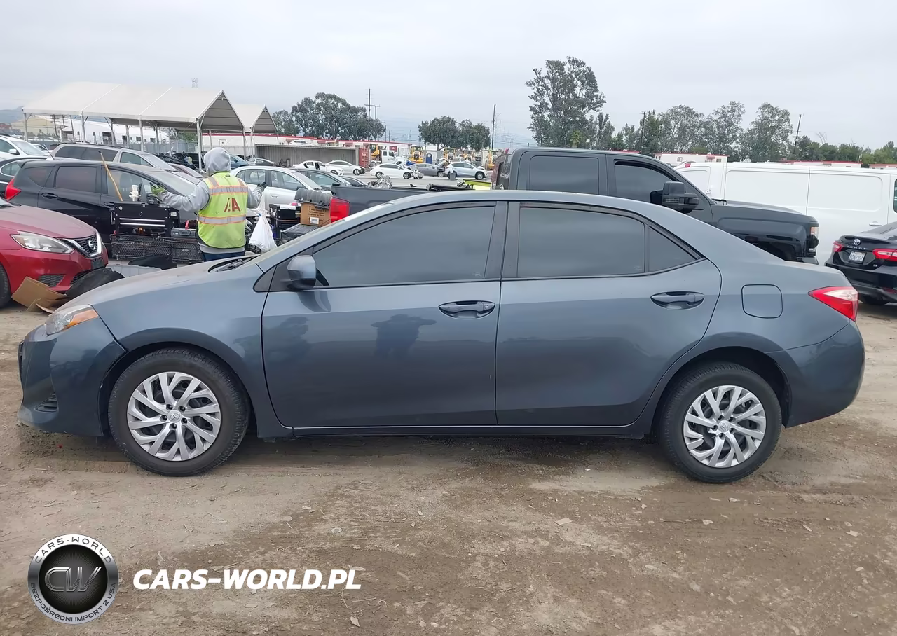 2018 Toyota Corolla Le VIN:5YFBURHE7JP808080 - 14