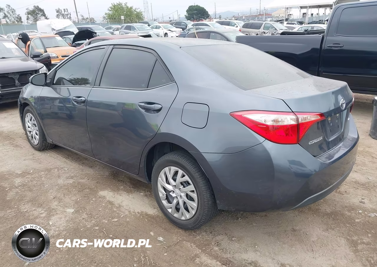 2018 Toyota Corolla Le VIN:5YFBURHE7JP808080 - 3