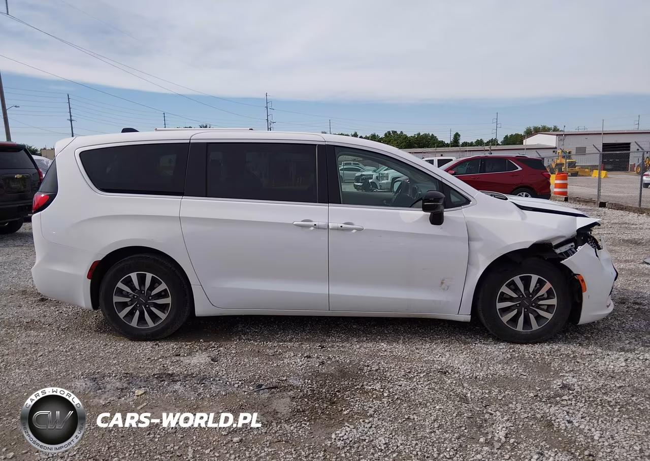 2024 Chrysler Pacifica Hybrid Select VIN:2C4RC1S72RR121890 - 13