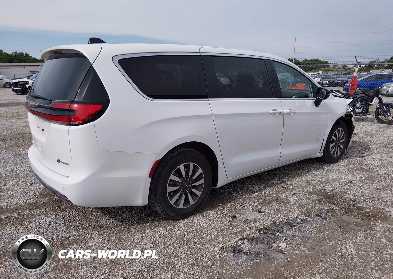 2024 Chrysler Pacifica Hybrid Select VIN:2C4RC1S72RR121890 - 4