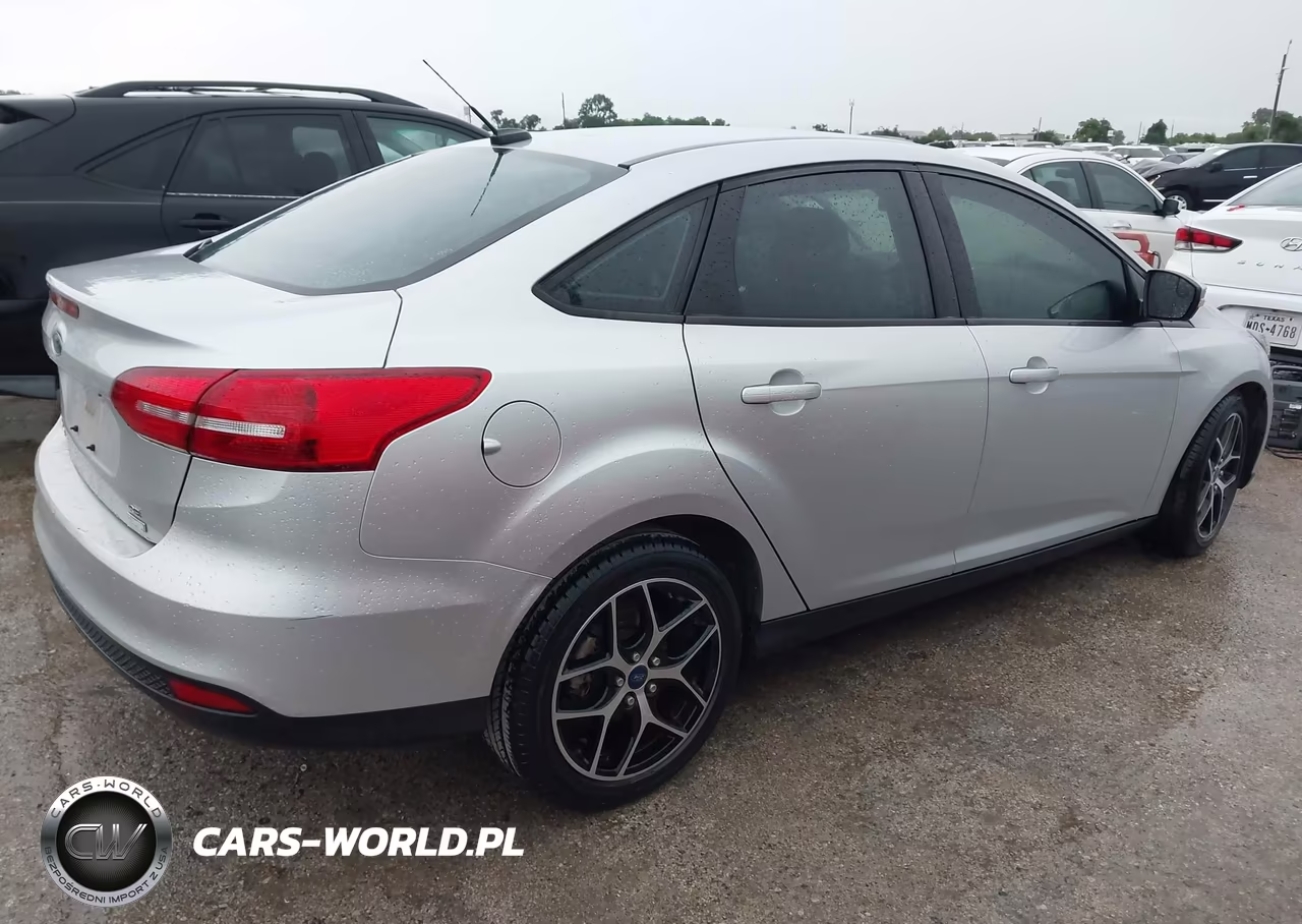 2017 Ford Focus Se VIN:1FADP3FE1HL276494 - 4