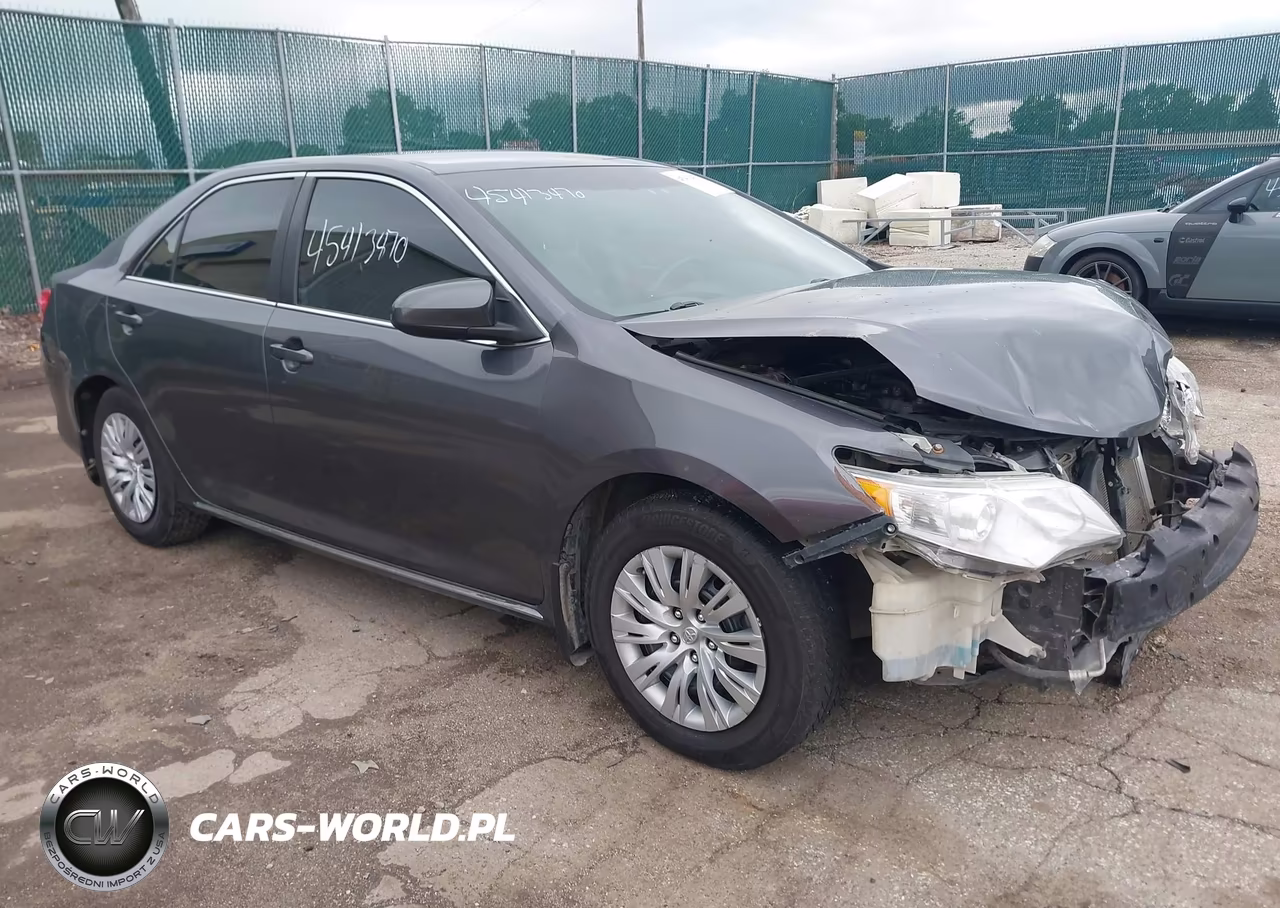 2013 Toyota Camry Le – zdjęcie 1 z 17